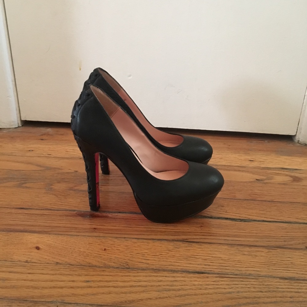Black faux leather pumps